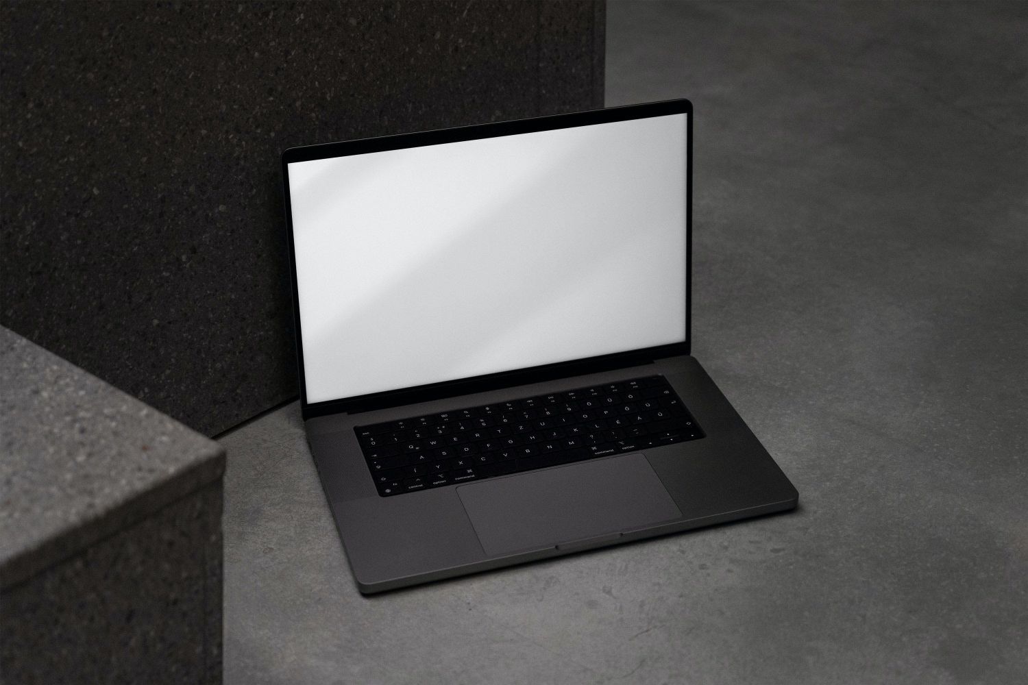 混凝土背景Minimal MacBook Pro样机 – 2_037插图1